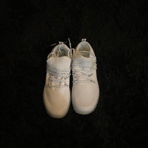 Translucent sole knitted shoes